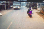 Clip cô gái dắt cụ bà sang đường khiến dân mạng ấm lòng