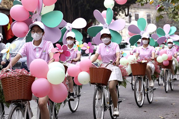 Roadshow ‘chở cả tuổi thơ’ gây thương nhớ khắp phố phường Hà Nội