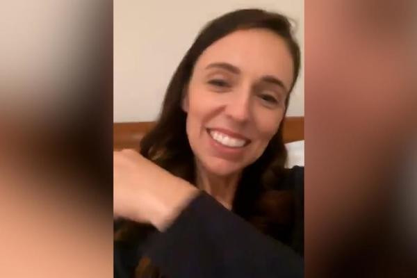 Đang livestream, Thủ tướng New Zealand bị con gái 'phá bĩnh'
