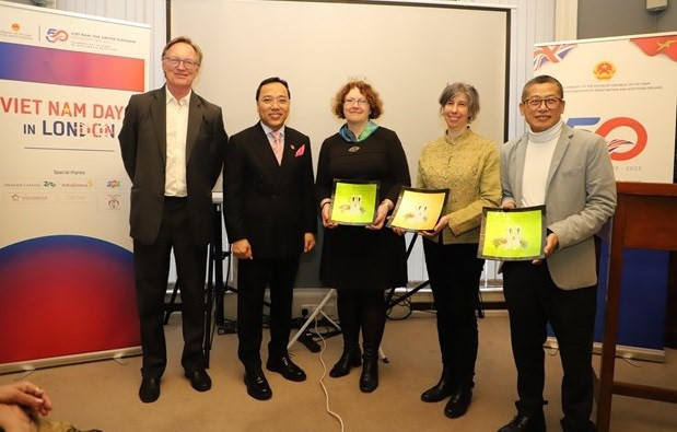 British national museum, library introduce items on Vietnam hinh anh 1