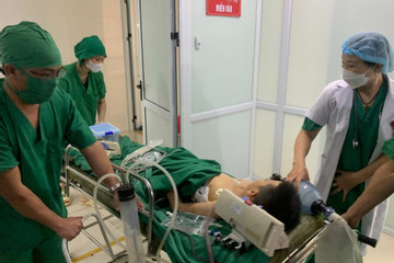 Bé trai ở Hà Nội suýt chết vì ngã vào que têm trầu nhọn