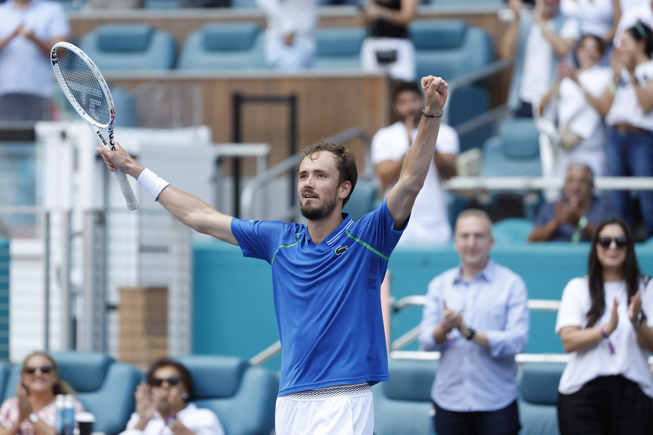 Hạ Khachanov, Medvedev hẹn Carlos Alcaraz ở chung kết