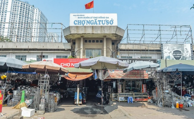 Hanoi to build 48 markets and upgrade flower gardens this year