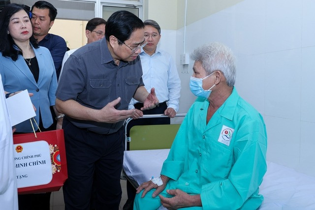 Thủ tướng khảo sát thực tế việc bảo đảm thuốc, vật tư y tế cho bệnh nhân