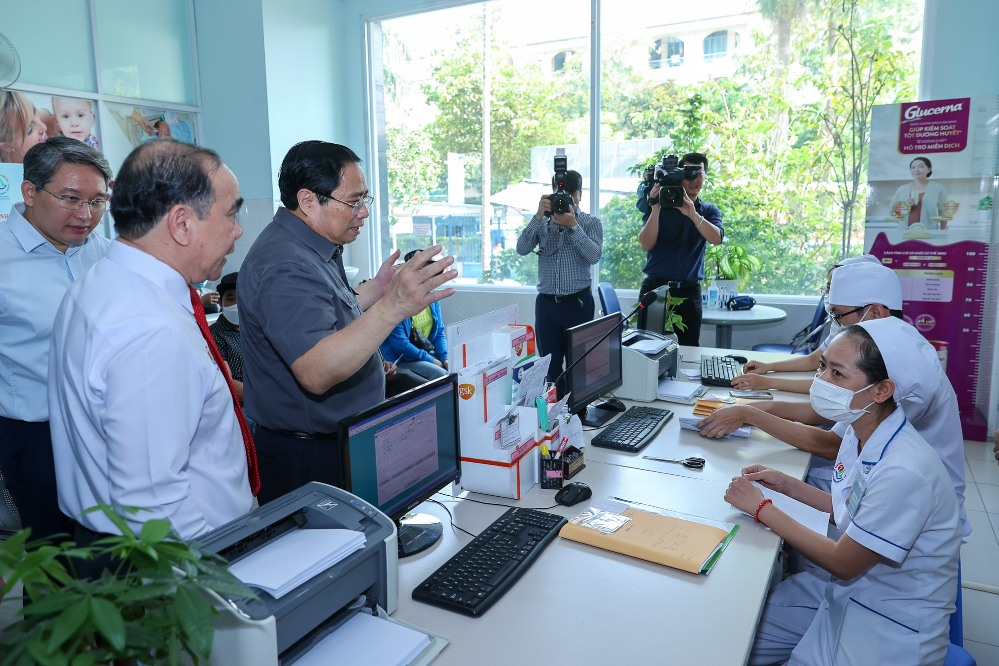 Thủ tướng khảo sát thực tế việc bảo đảm thuốc, vật tư y tế cho bệnh nhân - Ảnh 9.