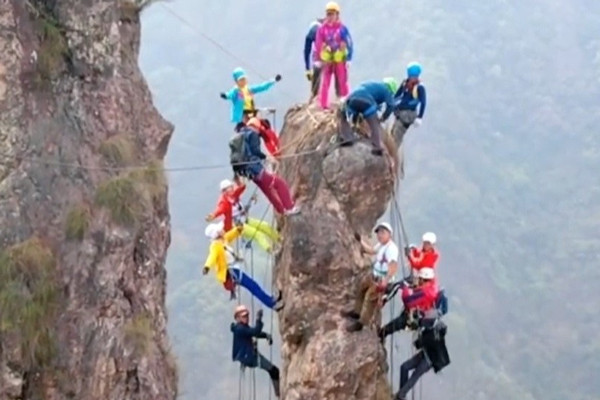 13 người nhảy múa trên chỏm đá nhỏ ở Trung Quốc