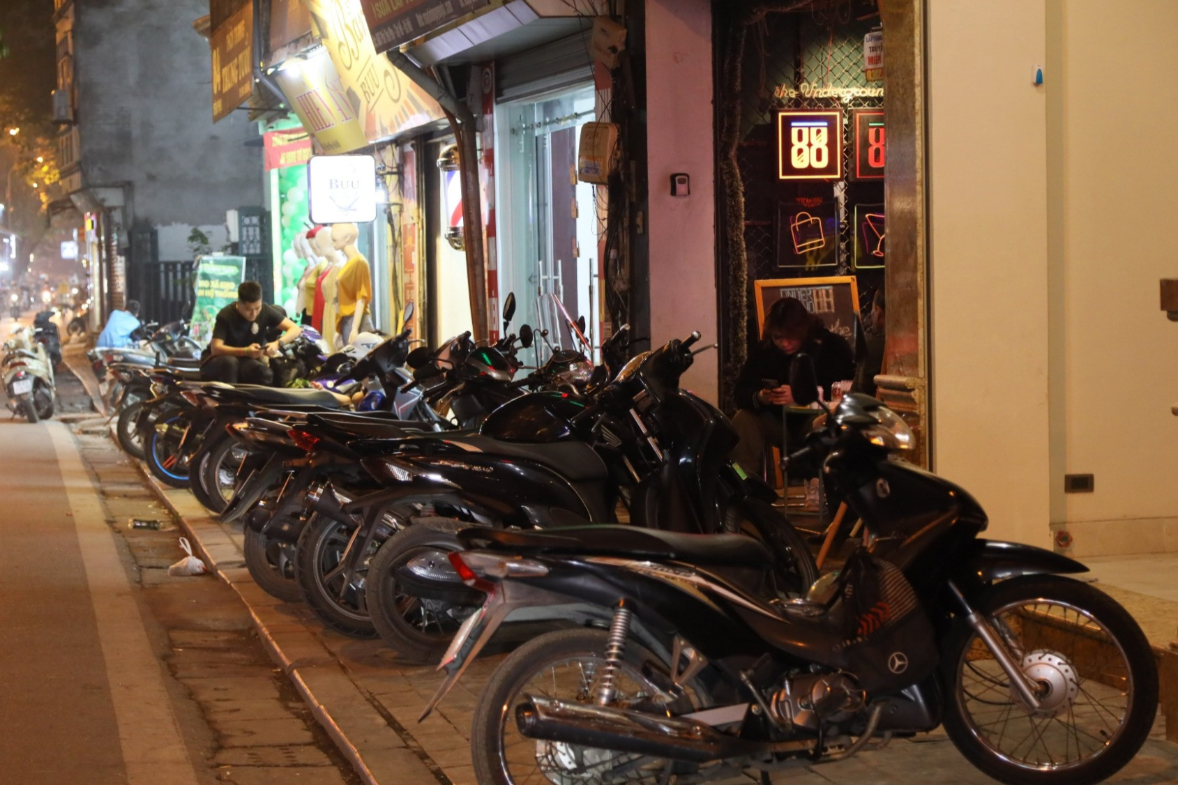 1 tháng giành lại vỉa hè ở Hà Nội: Nơi thông thoáng, chỗ vẫn bị lấp đầy