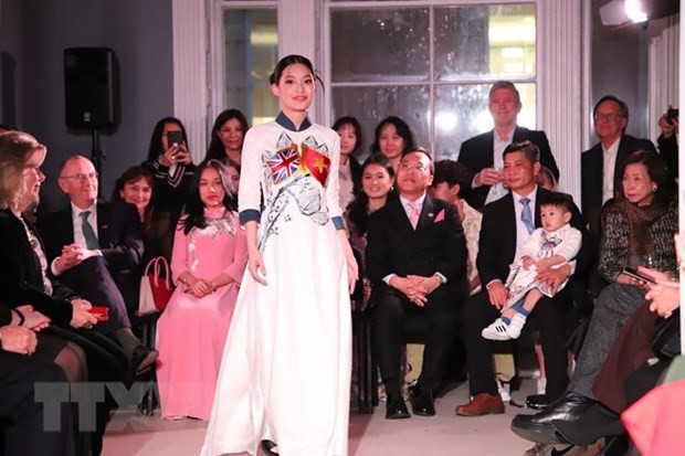 Vietnam’s fashion designs introduced in London