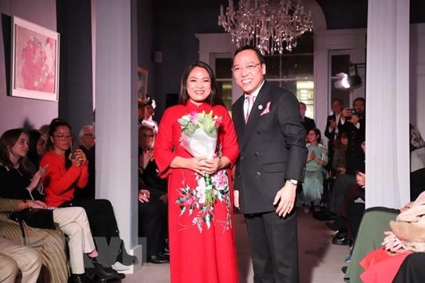 Vietnam’s fashion designs introduced in London hinh anh 2