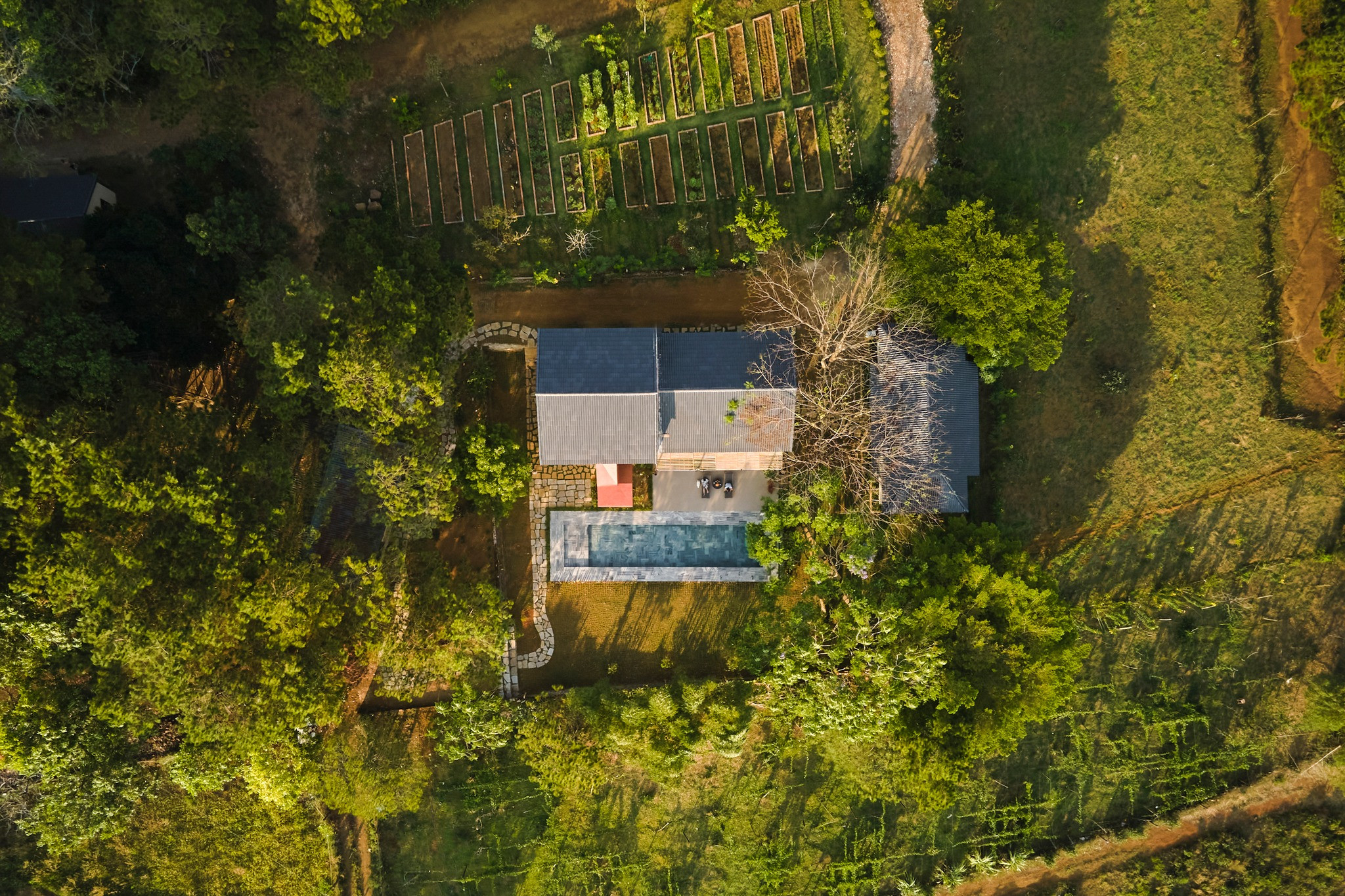 Ngôi nhà trên đỉnh đồi ở Bảo Lộc mang màu sắc vùng đất đỏ, tái sử dụng đồ cũ