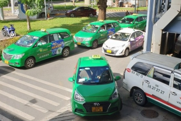 'Tuýt còi' vụ khách phải cõng 3 loại phí khi đi taxi ở sân bay Tân Sơn Nhất