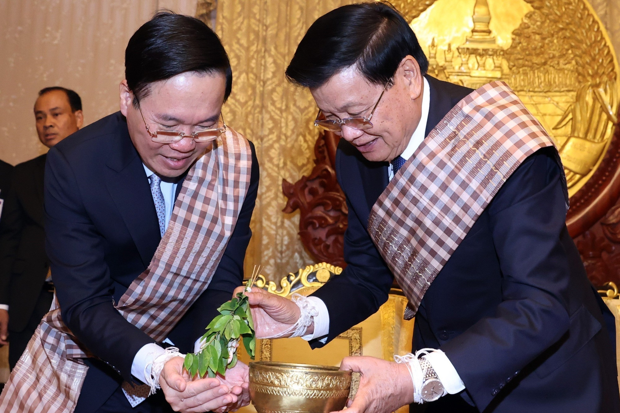 Chủ tịch nước Võ Văn Thưởng dự lễ buộc chỉ cổ tay cầu may tại Lào