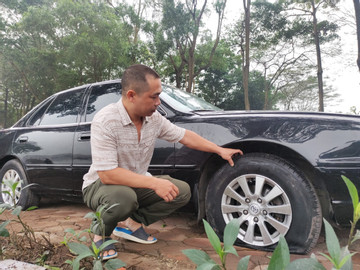 Hàng loạt ô tô bị rạch lốp khi đỗ xe quanh hồ Linh Đàm