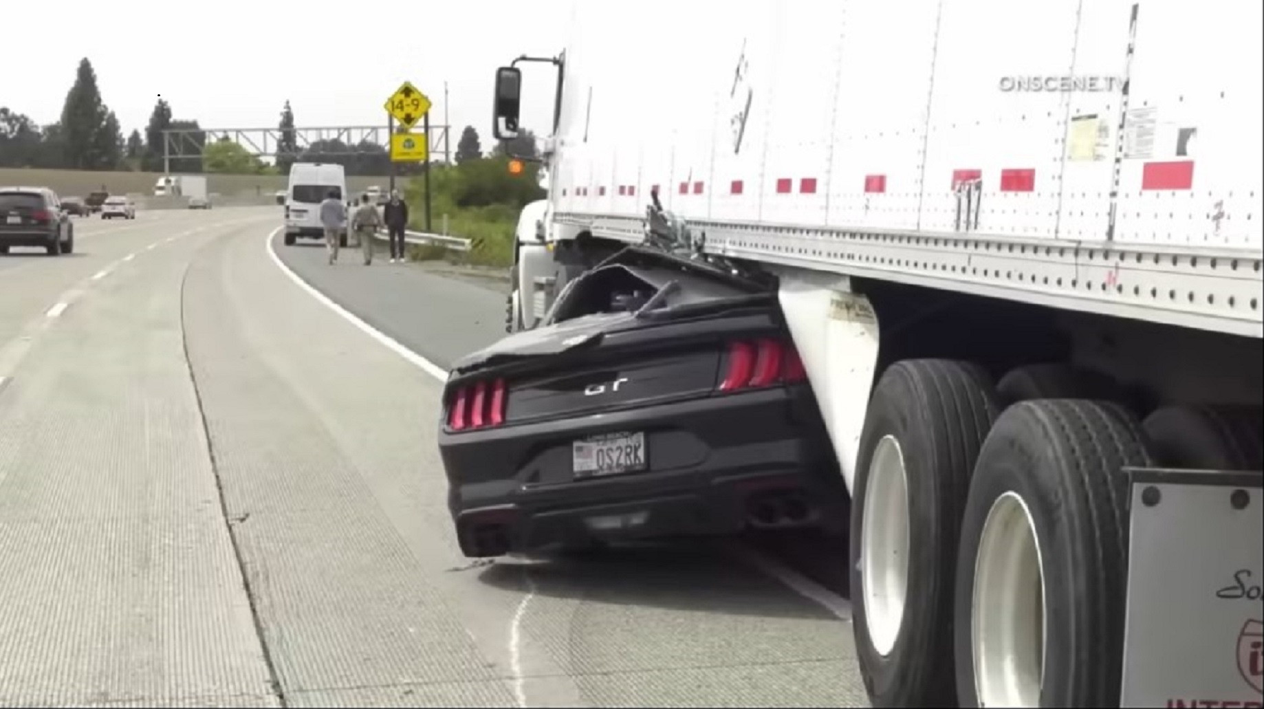 Mỹ: Tài xế Ford Mustang thoát chết thần kỳ dù xe bẹp rúm dưới gầm xe tải
