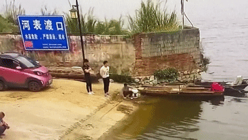 Ô tô điện lao xuống bến thuyền ở Trung Quốc, húc văng người đàn ông xuống sông