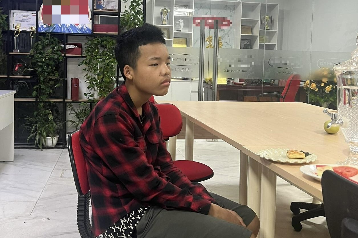 Không có tiền, cậu bé 16 tuổi quyết định đi bộ 300km từ Hà Nội về Hà Giang