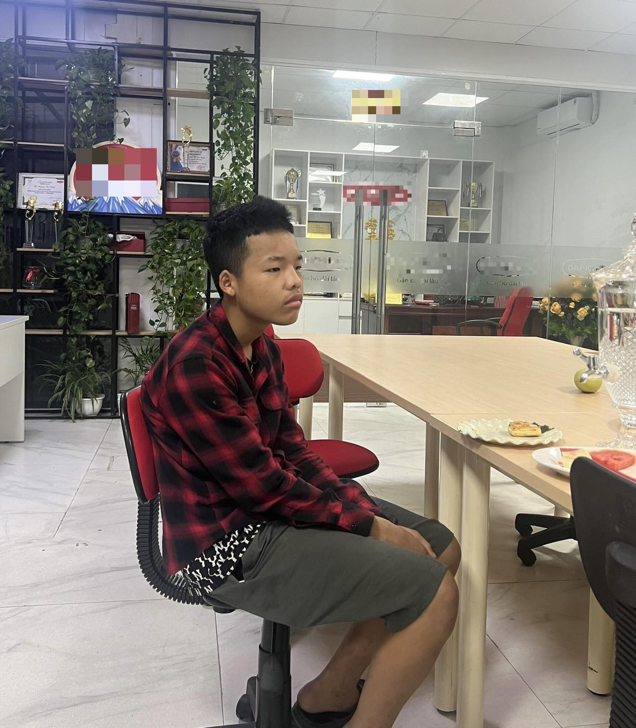 Cậu bé 16 tuổi đi bộ 300km từ Hà Nội về Hà Giang vì không có tiền