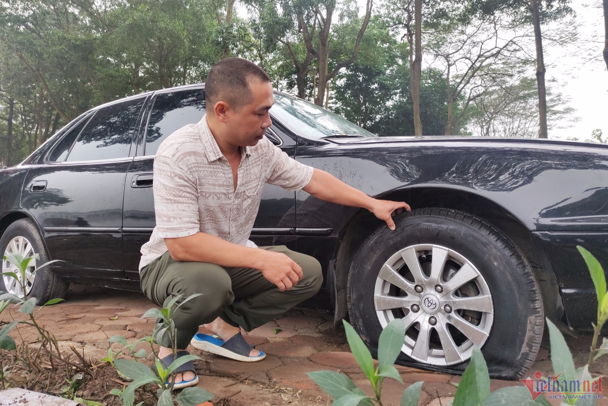 Hàng chục ô tô bị chọc thủng lốp ở Linh Đàm: Dấu hiệu hình sự khá rõ