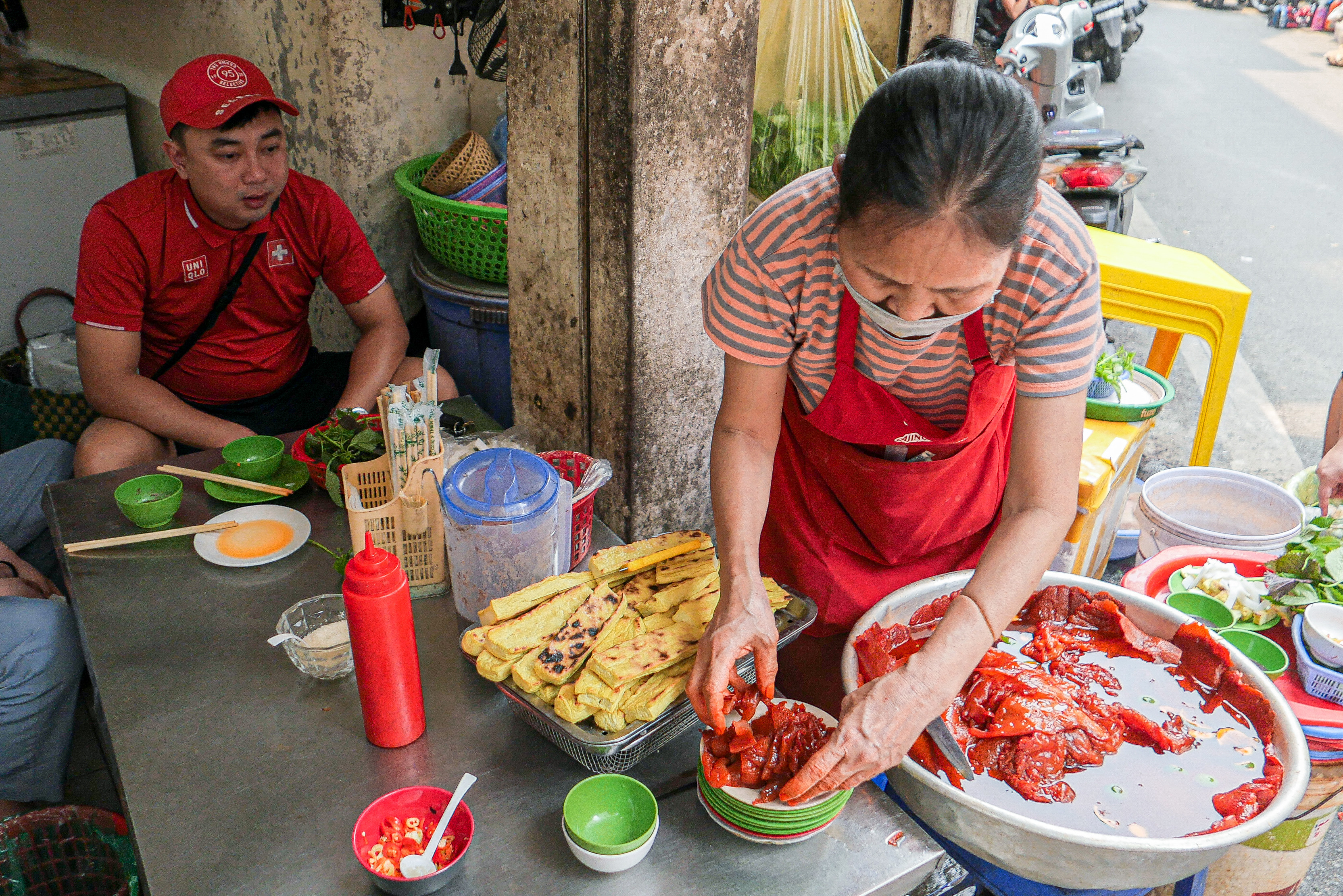 Bán 'sashimi Việt' đỏ au chấm mắm tôm, bà chủ U70 ở Hà Nội hết vèo 500 suất/ngày