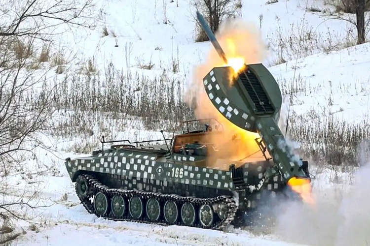 Hình ảnh hiếm Ukraine dùng xe phá mìn ‘thiên thạch’ tấn công quân Nga ở Bakhmut