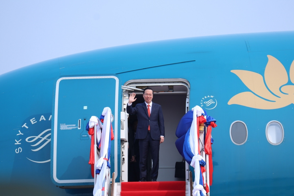 President Vo Van Thuong begins official visit to Laos