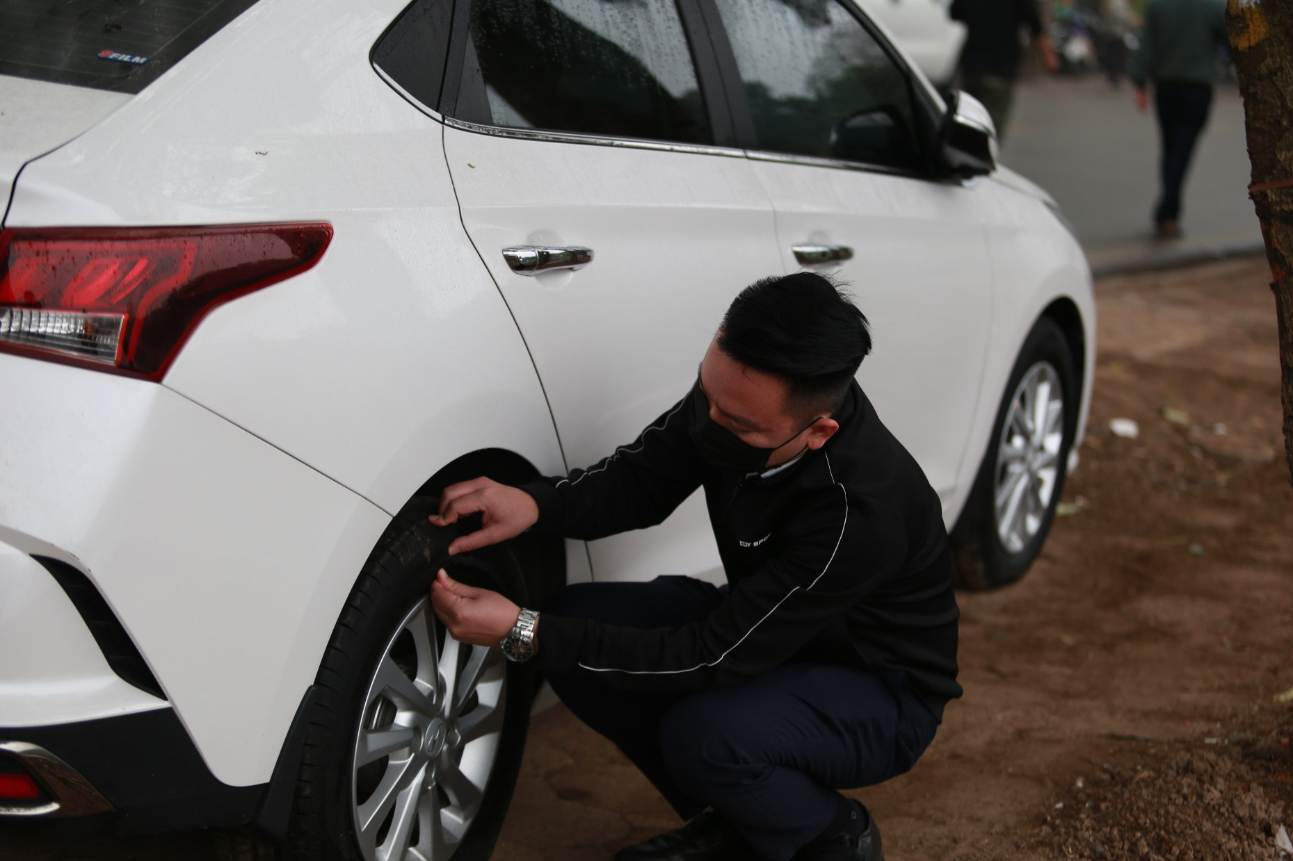 Bản tin trưa 10/4: Hàng loạt ô tô bị rạch lốp quanh hồ Linh Đàm