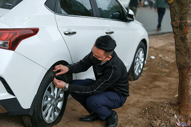 Công an vào cuộc điều tra vụ hàng loạt ô tô bị 'xén' rách lốp
