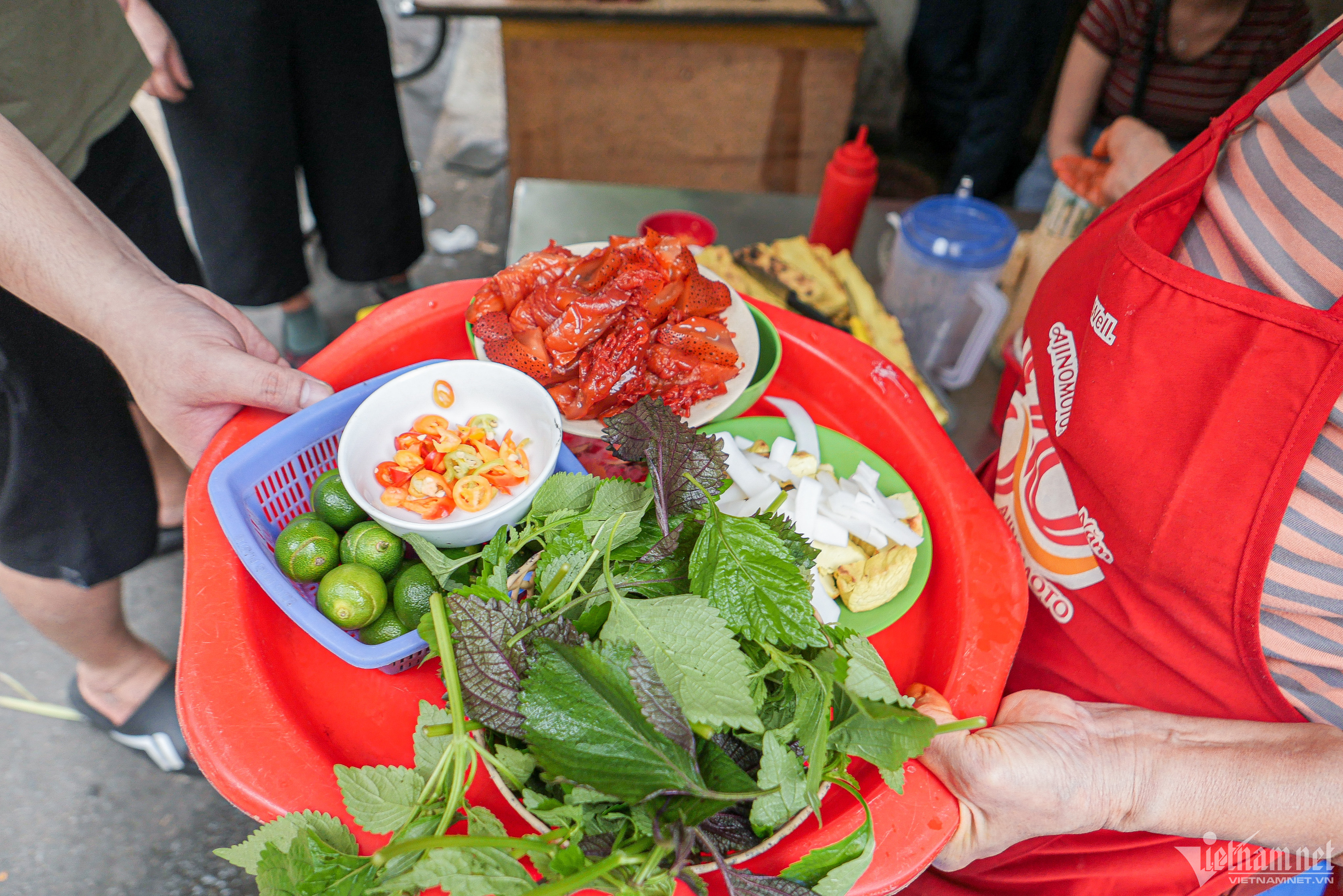 Bán 'sashimi Việt' đỏ au chấm mắm tôm, bà chủ U70 ở Hà Nội hết vèo 500 suất/ngày