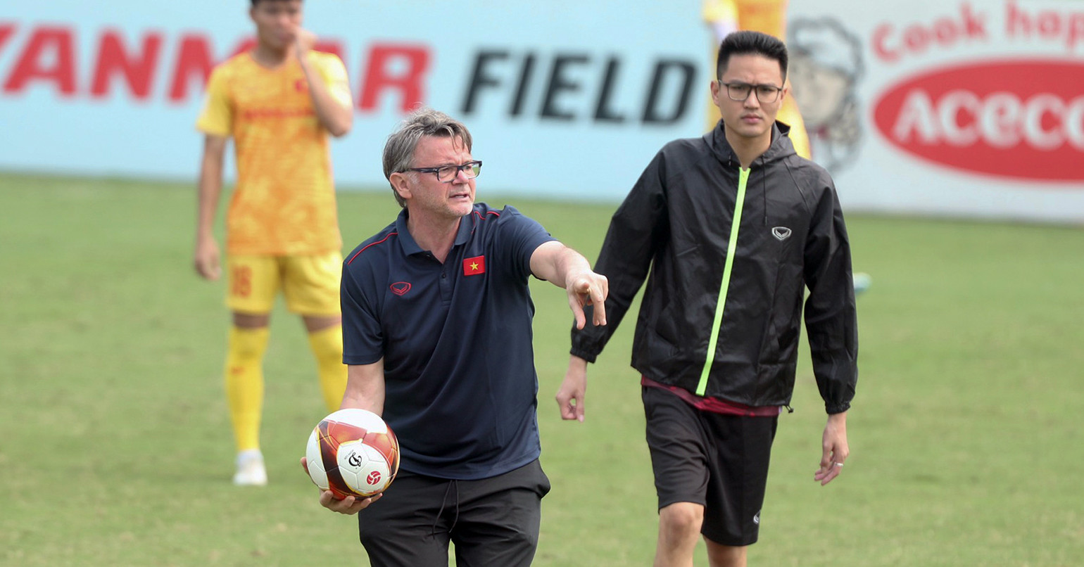 U22 Việt Nam tại SEA Games 32: HLV Troussier khó cả trong lẫn ngoài