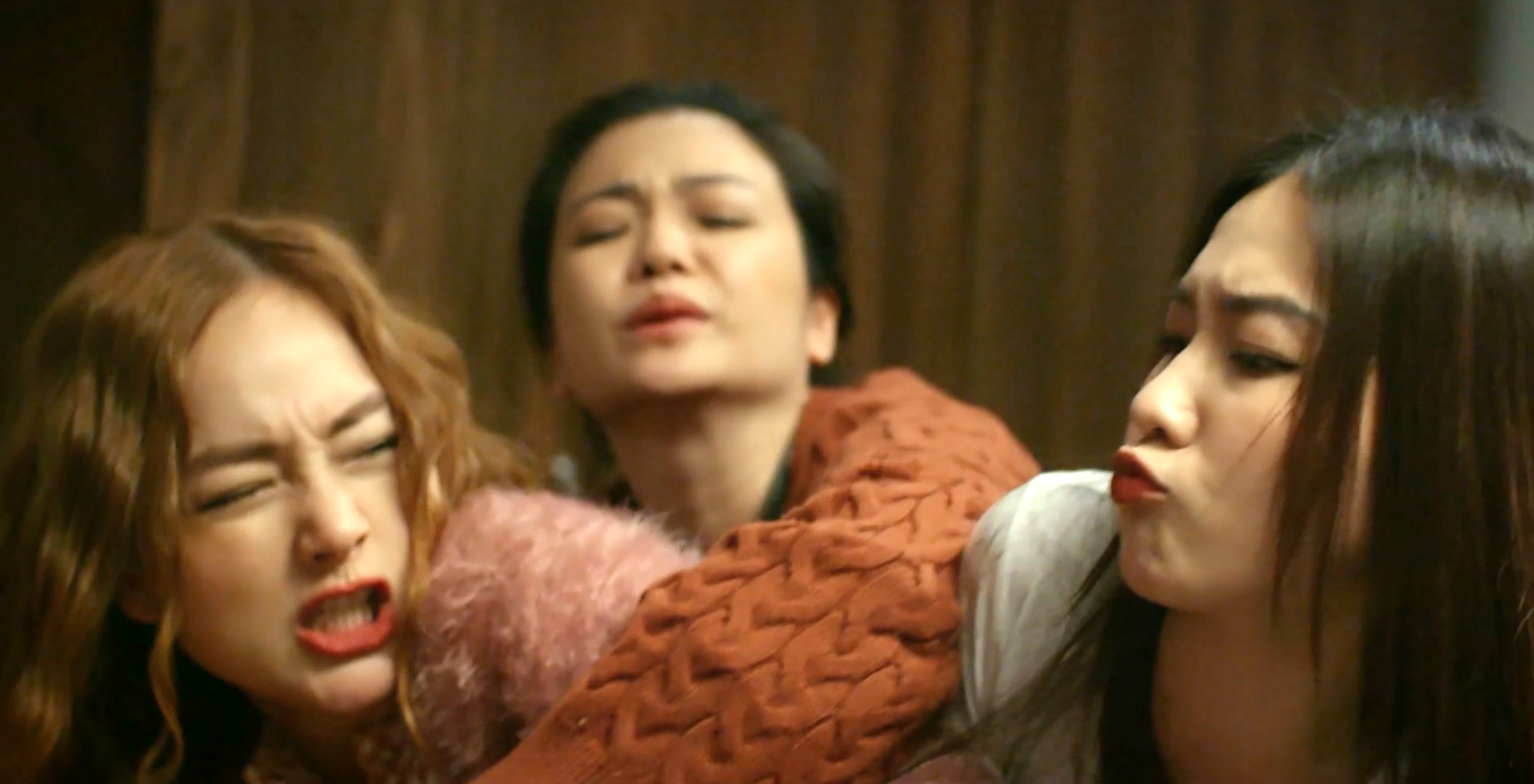 Ngân Thảo - cô gái hôn Mono trong MV: Nhan sắc xinh đẹp, chủ động khóa mạng  xã hội vì sợ ảnh hưởng ekip
