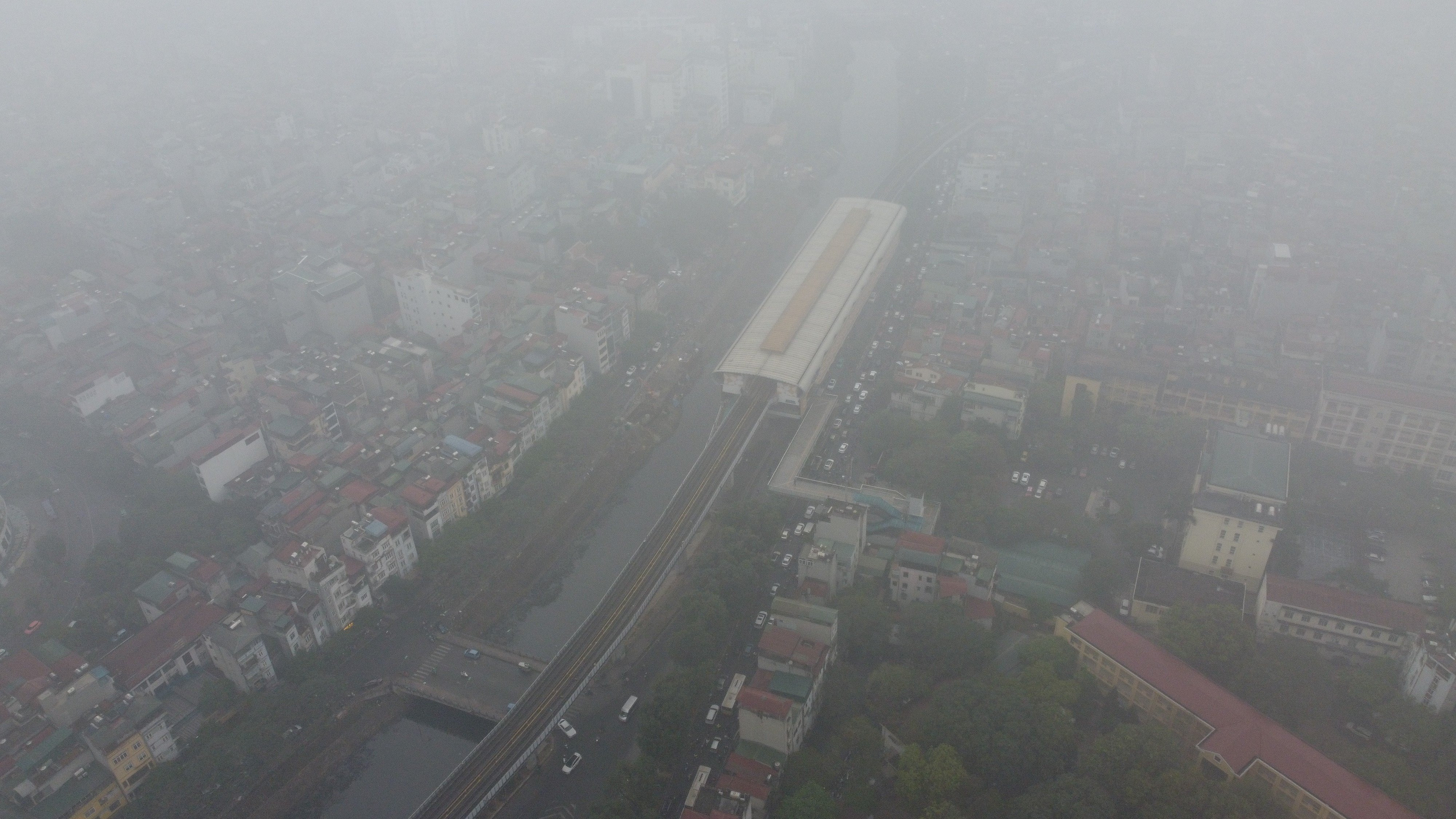 Sương mù dày đặc bao phủ Hà Nội, nhiều nhà cao tầng 'mất nóc'