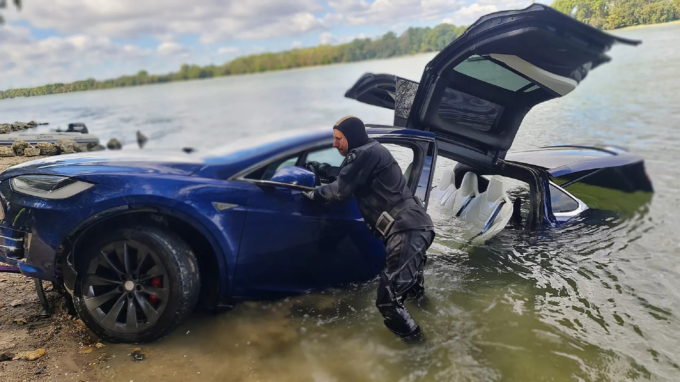Hungary: Xe Tesla bị chìm dưới sông được bán lại với giá khó tin