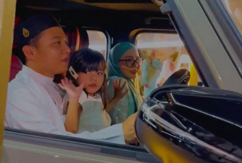 Malaysia: Mẹ tặng con gái 5 tuổi xe Mercedes để con đi học chăm chỉ hơn