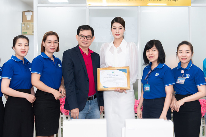 Hoa hậu Đoàn Thiên Ân tặng máy lọc nước cho Bệnh viện Ung Bướu TP.HCM cơ sở 2