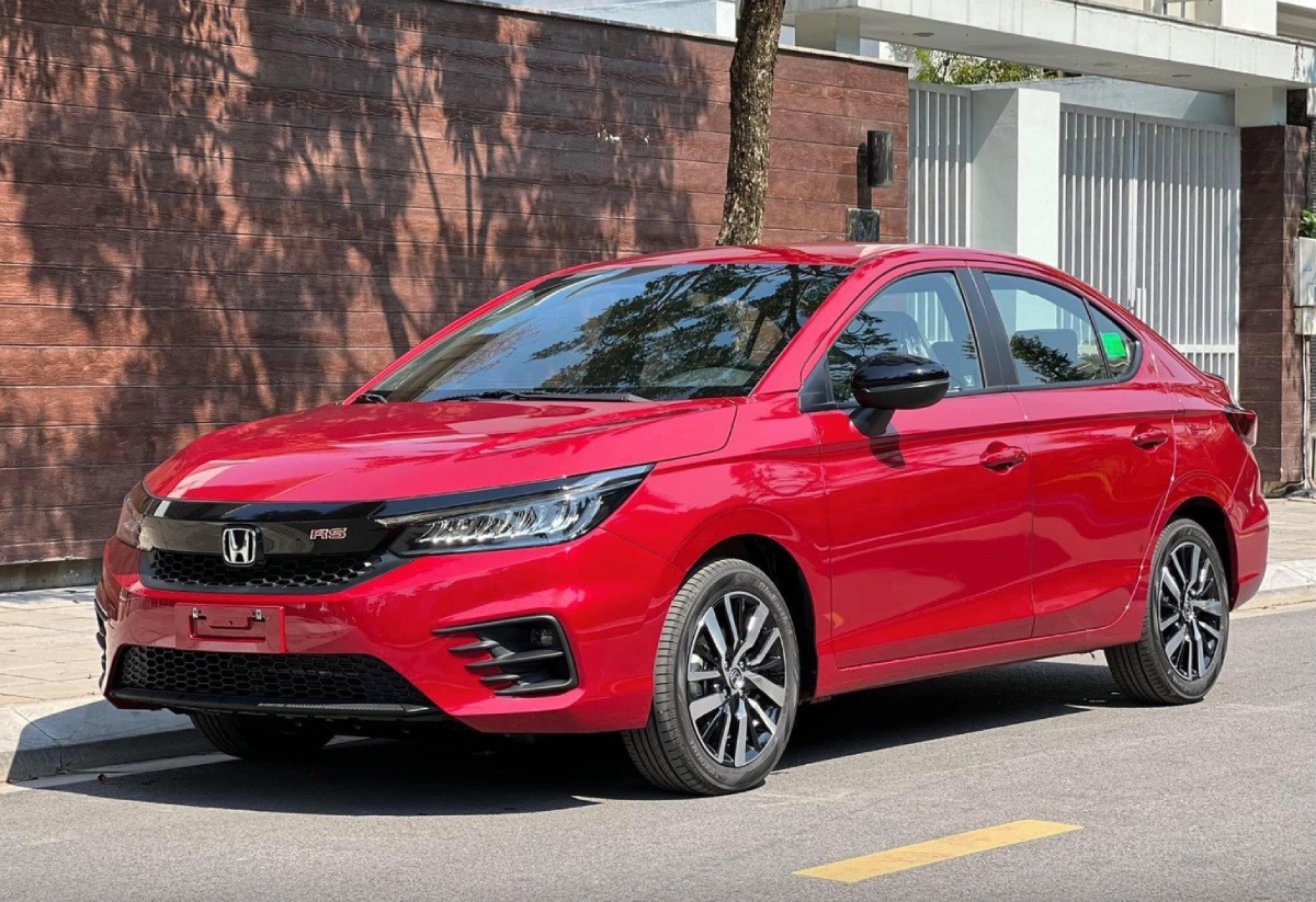 Có trong tay 700 triệu nên mua Honda City hay Mazda 3?