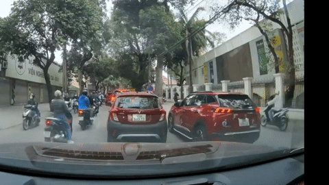 Ô tô, xe máy đua nhau đi lên vỉa hè trên phố Hà Nội