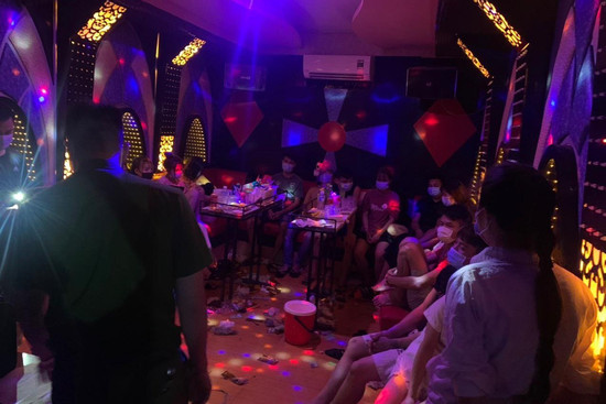 Phát hiện nhóm nam nữ đang