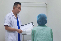 Mở khăn che mắt khi đang nâng ngực, người phụ nữ phát hiện bị tiêm chất lạ