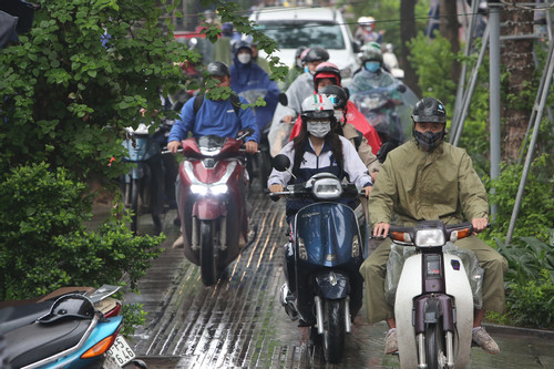 Các ngả đường Hà Nội rối loạn trong mưa