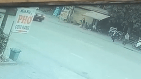 Khoảnh khắc ô tô tải lao ngược chiều đẩy Toyota Camry lên vỉa hè ở Thái Nguyên