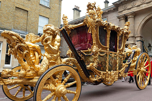 Cận cảnh 2 cỗ xe ngựa lộng lẫy tại lễ đăng quang của Vua Charles III
