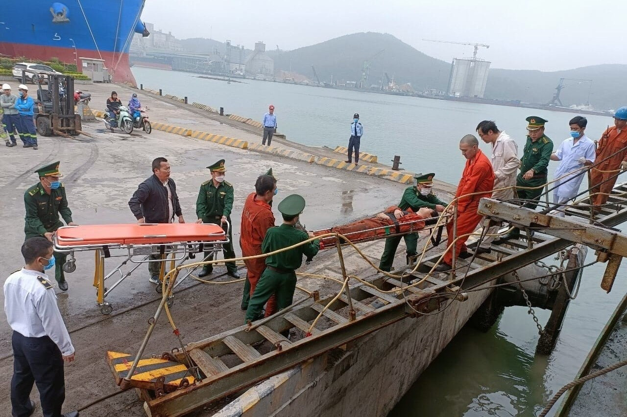 3 thuyền viên nước ngoài hôn mê trên tàu ở cảng Nghi Sơn