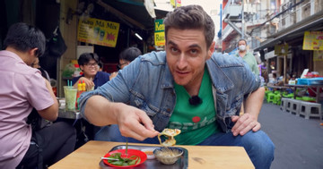 American vlogger features street food under US$1 in HCM City