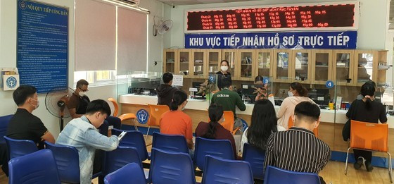Cash-trashed employees queue overnight for one-time social insurance withdrawal ảnh 1