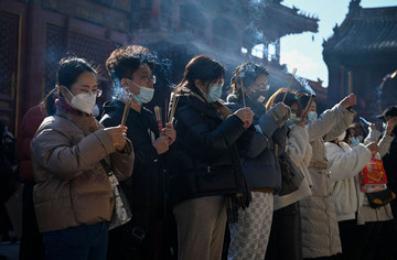 Người trẻ Trung Quốc thích đi chùa để giải toả căng thẳng