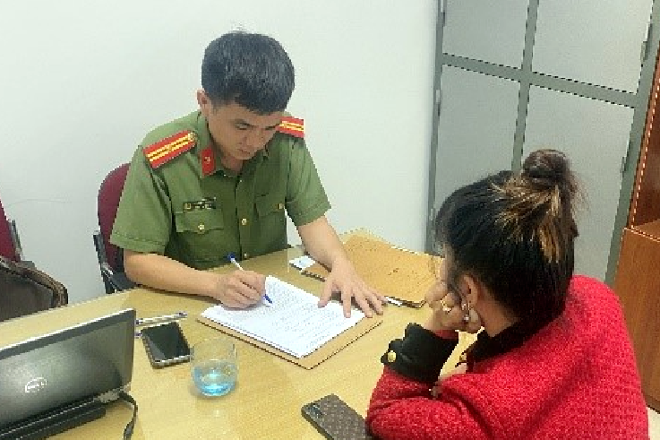 Người phụ nữ vi phạm giao thông còn xúc phạm công an trên mạng xã hội Zalo