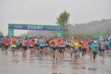 Giải marathon ‘Bước chạy tới đỉnh thiêng’ thu hút 2.000 vận động viên