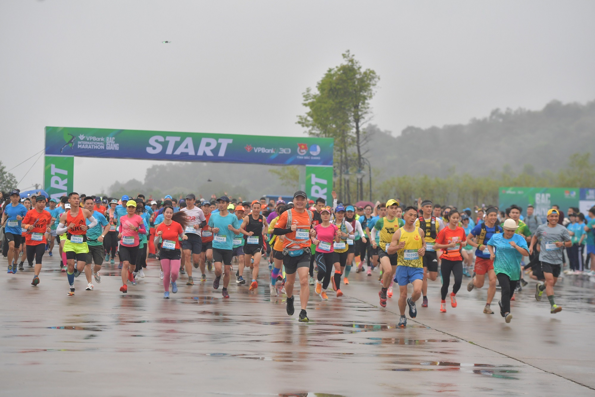 Giải marathon ‘Bước chạy tới đỉnh thiêng’ thu hút 2.000 vận động viên