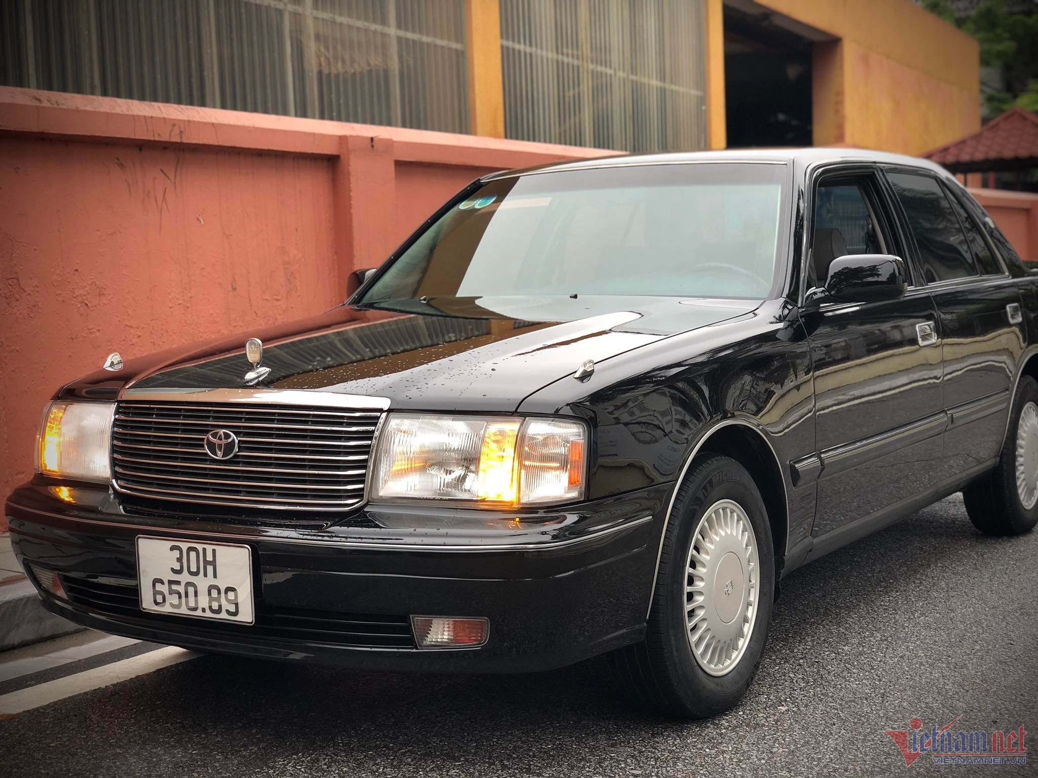 Khó tin xe Toyota Crown 25 năm tuổi vẫn có giá 1,5 tỷ đồng