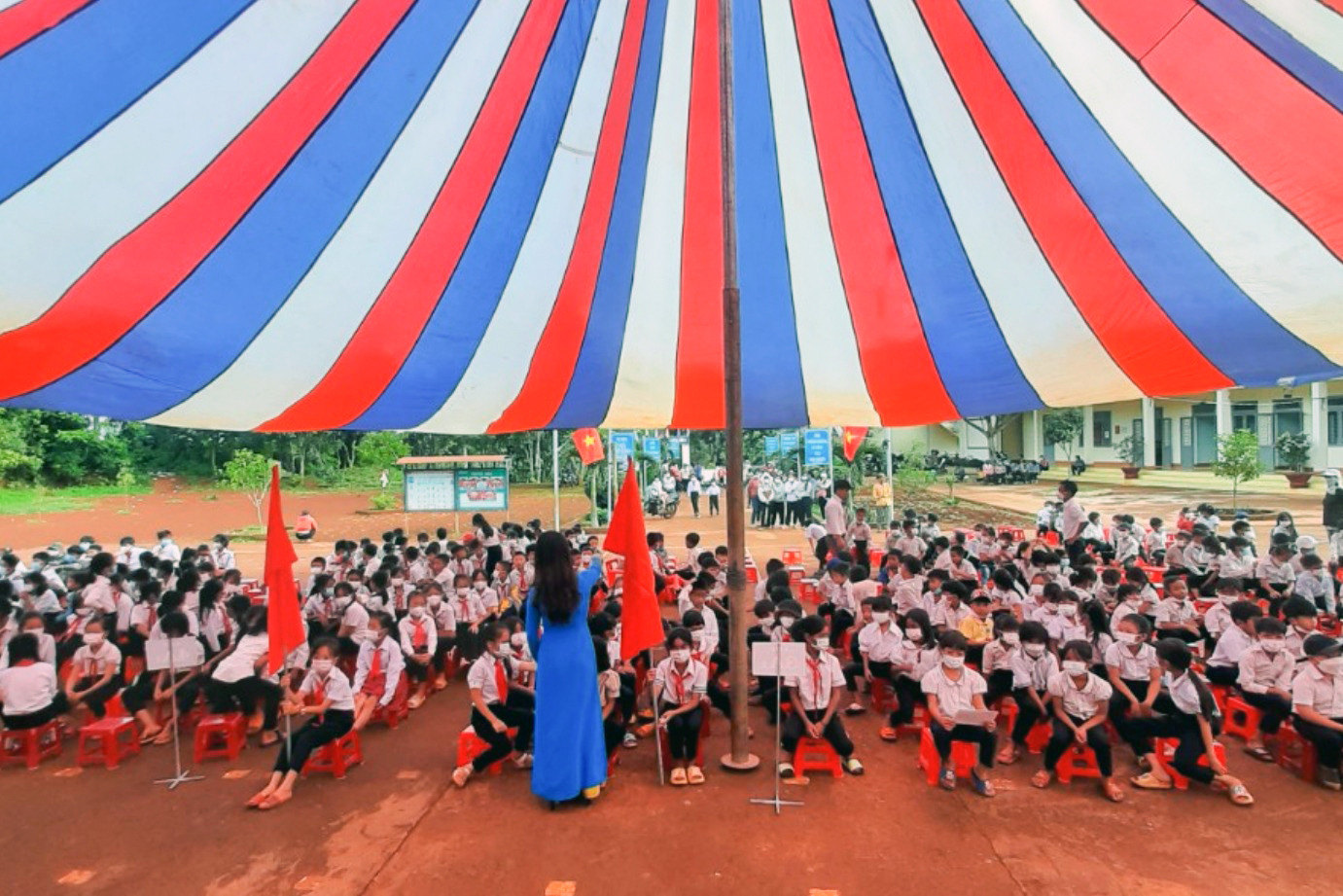 Hộ kinh doanh 'gia đình' trúng hàng trăm hợp đồng cung cấp thiết bị trường học